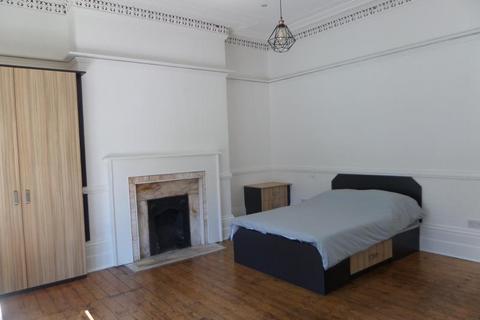 3 bedroom flat to rent, Cardigan Road, Hyde Park, Leeds, LS6 3AE