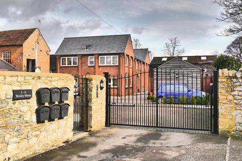 2 bedroom apartment to rent, STONY STRATFORD - 2 bed apartment within a private electric gated courtyard