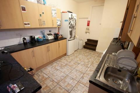 5 bedroom terraced house to rent, Cardigan Road, Hyde Park, Leeds, LS6