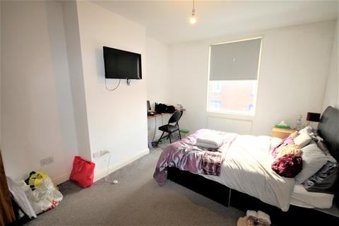 3 bedroom end of terrace house to rent - Harold View, Hyde Park, Leeds, LS6