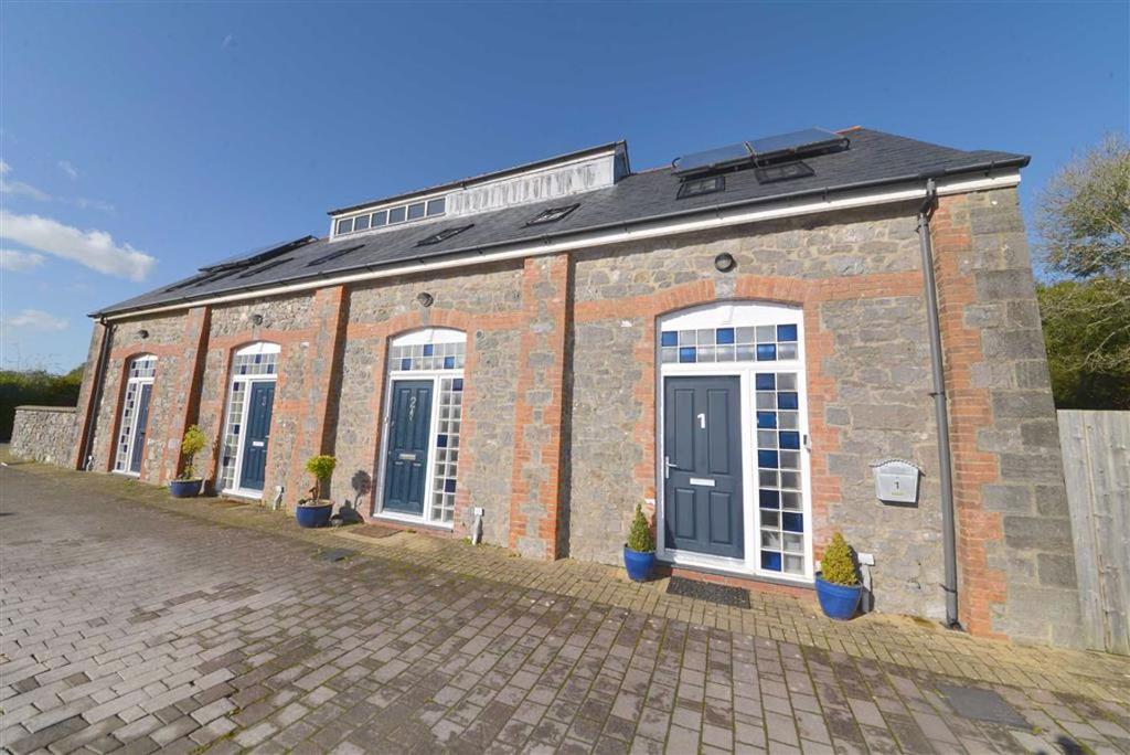 1, The Old Pump House, Tenby, Pembrokeshire, SA70 2 bed house £225,000
