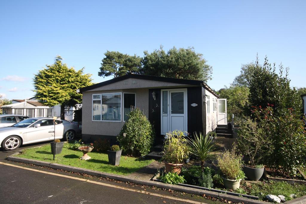 Cambridge, Bonehurst Road, Horley RH6 2 bed park home for sale £139,000