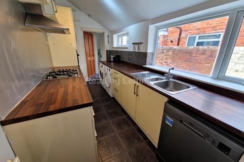 4 bedroom terraced house to rent, Carnarvon Road, Reading