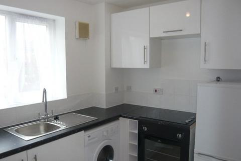 1 bedroom flat to rent, Redford Close, Feltham