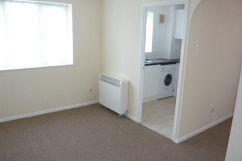 1 bedroom flat to rent, Redford Close, Feltham