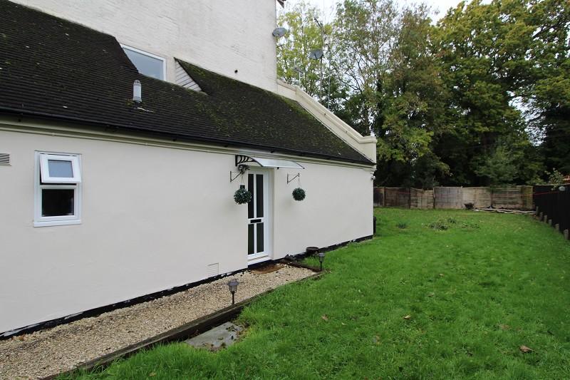 Green Lane, Shipley Bridge, Horley, Surrey. RH6 9TJ 2 bed ground floor