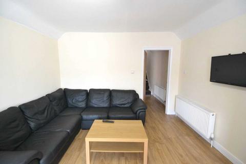 5 bedroom flat to rent, Christchurch Road, Reading -