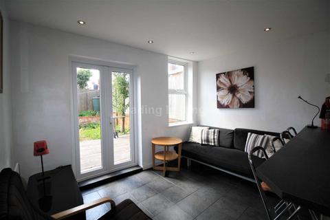 4 bedroom end of terrace house to rent, Cardigan Road, Reading