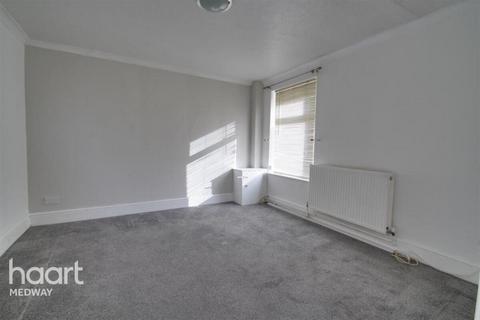 2 bedroom end of terrace house to rent, New Road, Rochester