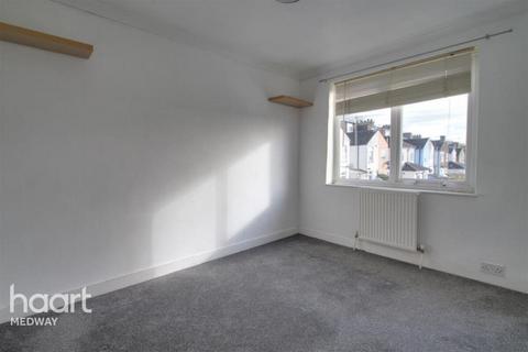 2 bedroom end of terrace house to rent, New Road, Rochester