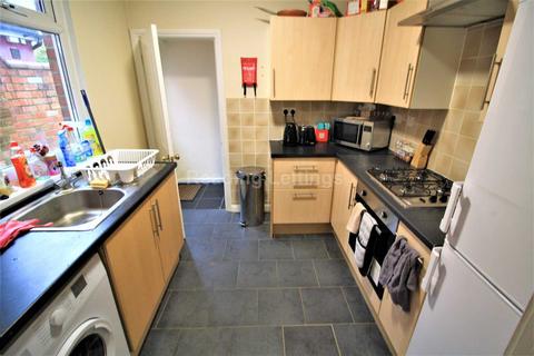 4 bedroom house to rent, Highgrove Street, Reading