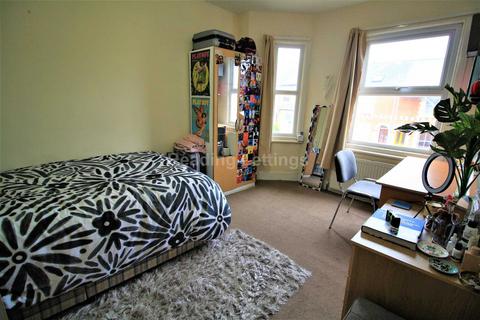 4 bedroom house to rent, Highgrove Street, Reading