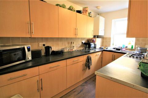 6 bedroom terraced house to rent, Addington Road, Reading