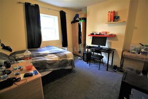 6 bedroom terraced house to rent, Addington Road, Reading