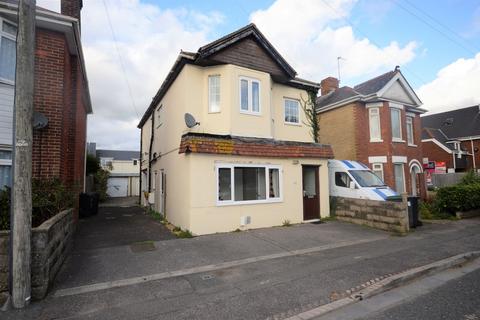 5 bedroom detached house to rent, Columbia Road, Ensbury Park