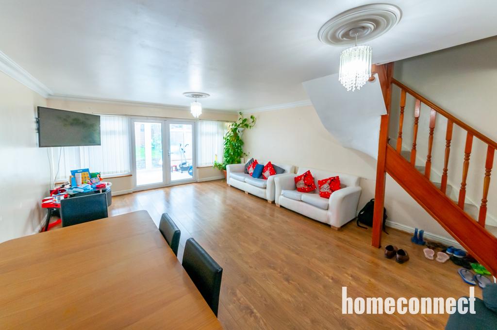 Raphaels, Basildon, SS15 3 bed terraced house £275,000