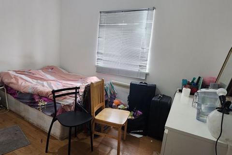 Studio to rent, High Road, Finchley N12