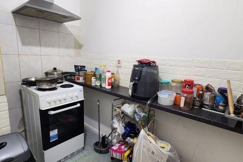 Studio to rent, High Road, Finchley N12