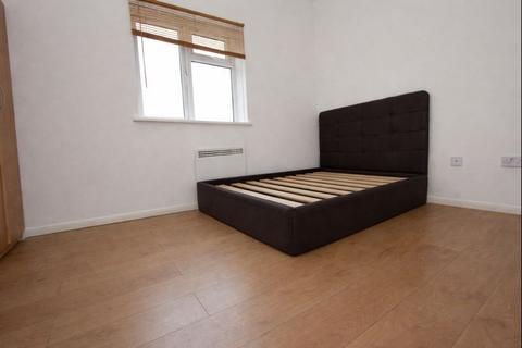 Studio to rent, High Road, Finchley N12