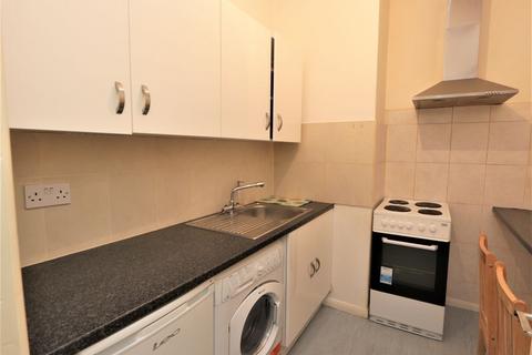 Studio to rent, High Road, Finchley N12