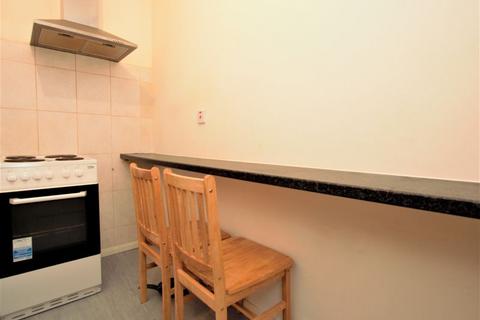 Studio to rent, High Road, Finchley N12