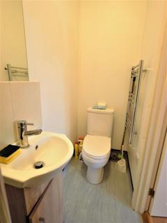 Studio to rent, High Road, Finchley N12
