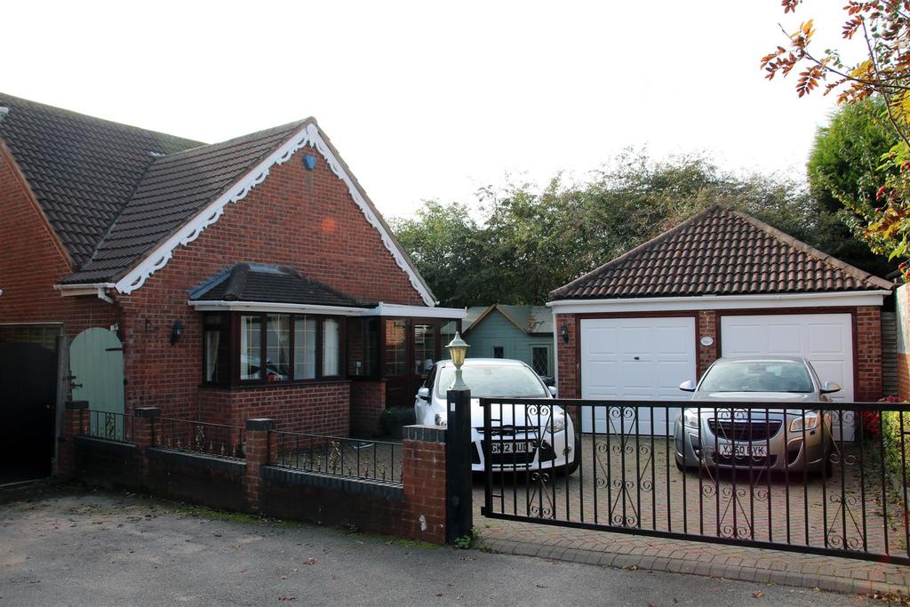 Broadlee, Wilnecote, Tamworth 4 bed detached house £325,000