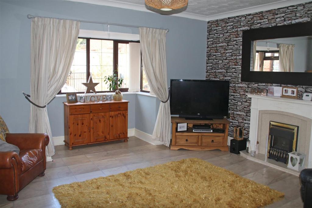 Broadlee, Wilnecote, Tamworth 4 bed detached house £325,000
