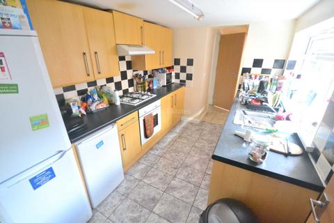 6 bedroom terraced house to rent, Donnington Gardens, Reading