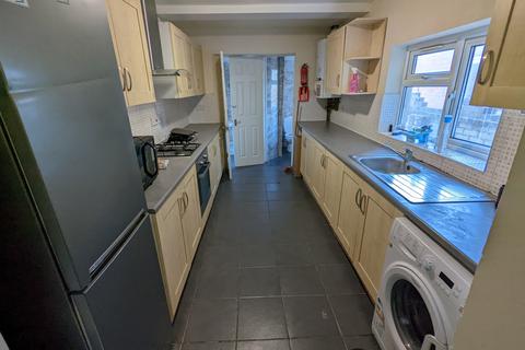 6 bedroom terraced house to rent, Grange Avenue, Reading RG6 - Reading, East, University, TVP, A329M