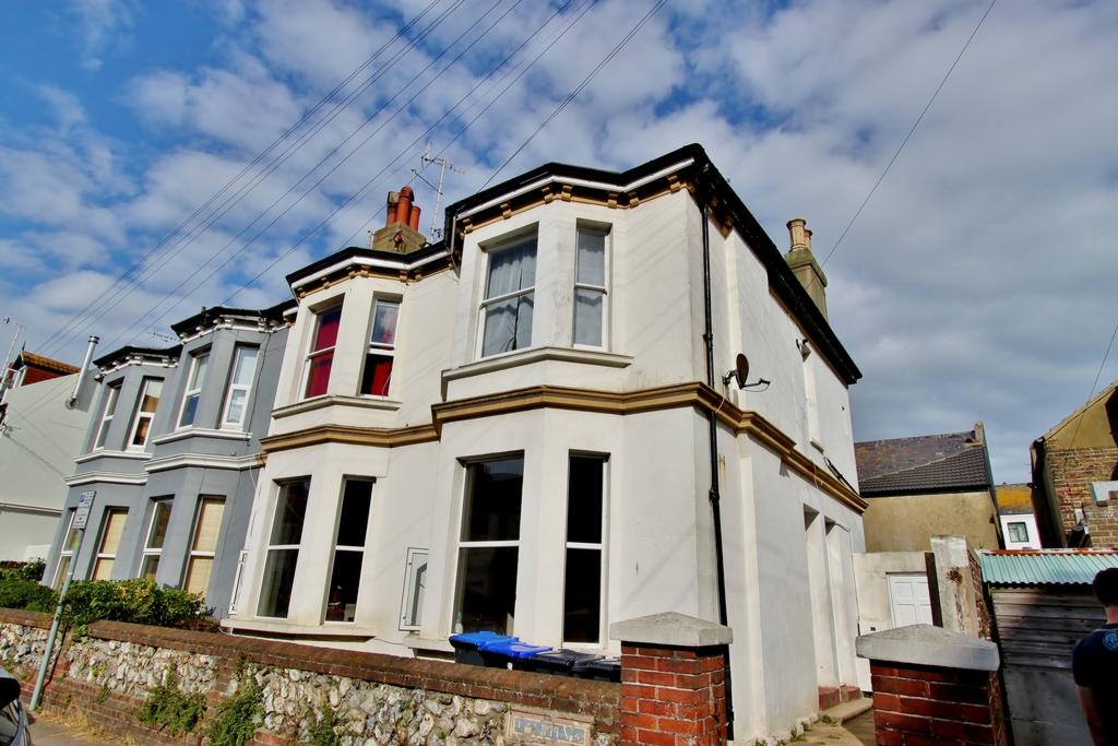 Eriswell Road, Worthing, BN11 2 bed flat £875 pcm (£202 pw)