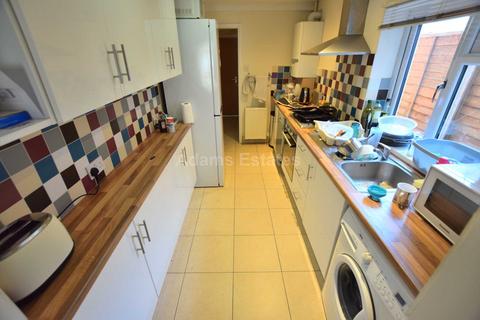 4 bedroom terraced house to rent, Wykeham Road, Reading