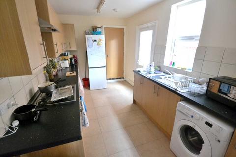 4 bedroom terraced house to rent, Wykeham Road, Reading