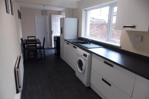 3 bedroom terraced house to rent - Laycock Street, Middlesbrough, TS1 4SL