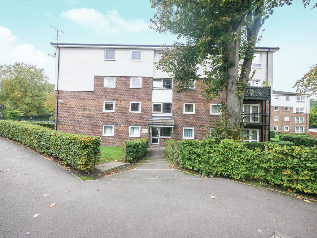 Keith Park Road, Uxbridge 2 bed apartment £1,300 pcm (£300 pw)