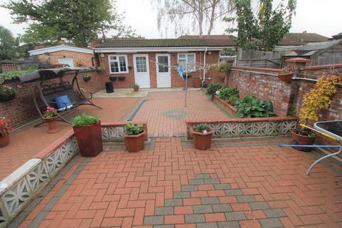 4 bedroom end of terrace house to rent, Raynton Drive, Hayes