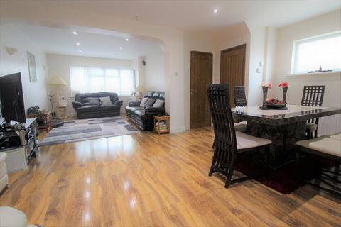 4 bedroom end of terrace house to rent, Raynton Drive, Hayes