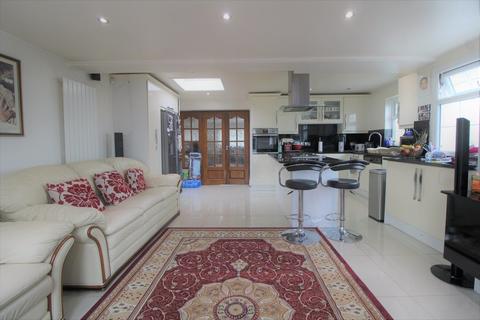 4 bedroom end of terrace house to rent, Raynton Drive, Hayes