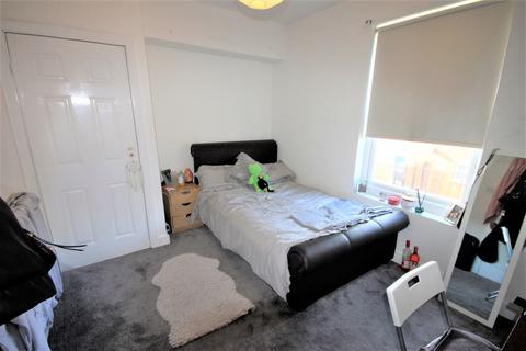 5 bedroom terraced house to rent - School View, Hyde Park, Leeds, LS6