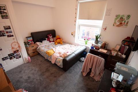 5 bedroom terraced house to rent, School View, Hyde Park, Leeds, LS6