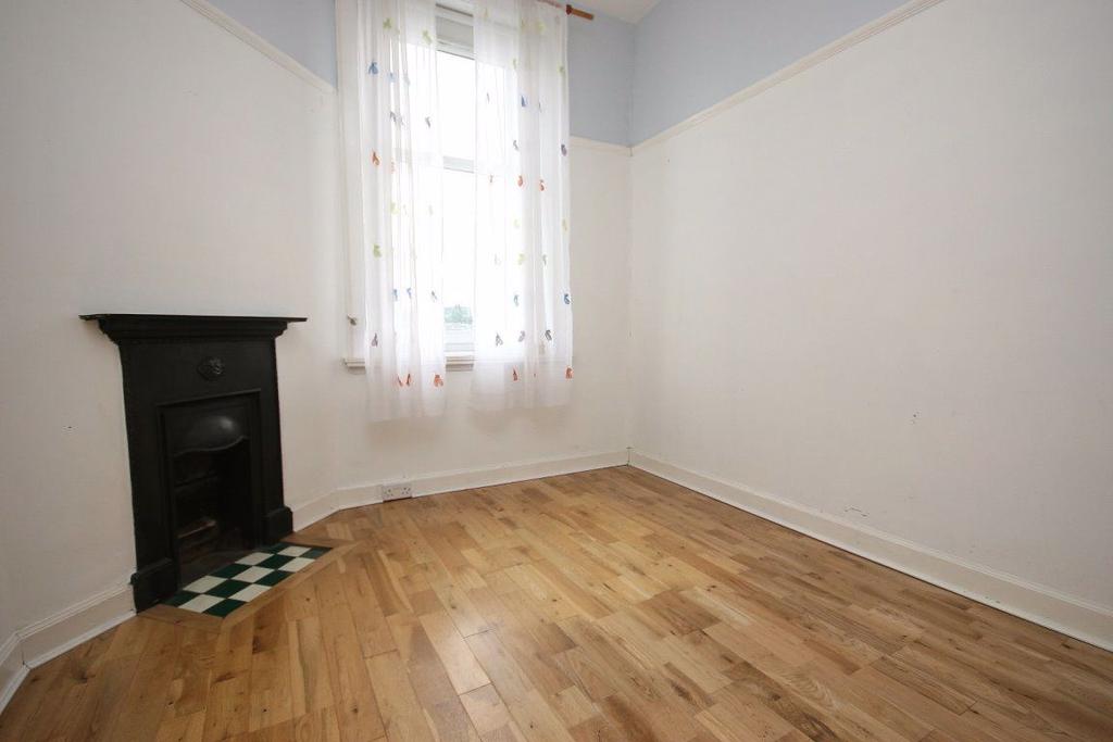 Bonnington Avenue, Edinburgh 3 bed flat £995 pcm (£230 pw)