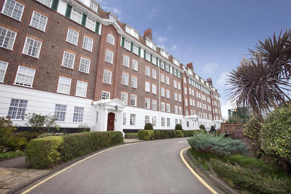 Richmond Hill Court, Richmond TW10 3 bed flat to rent £2,750 pcm (£
