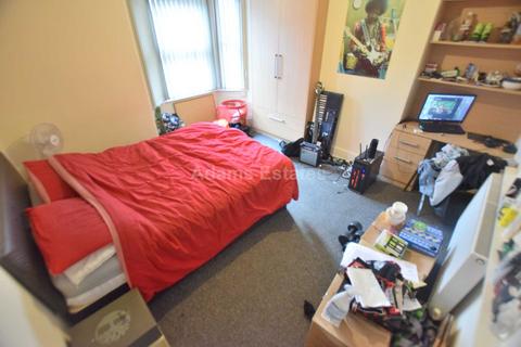 6 bedroom terraced house to rent, Swainstone Road, Reading, England