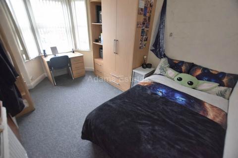 6 bedroom terraced house to rent, Swainstone Road, Reading, England