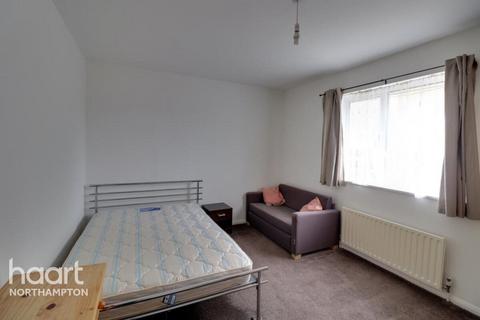 3 bedroom terraced house to rent, Dallington Road, Northampton