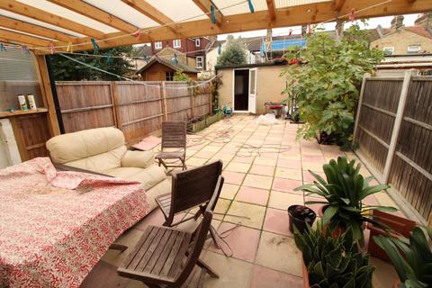 4 bedroom terraced house to rent, Chingford Road