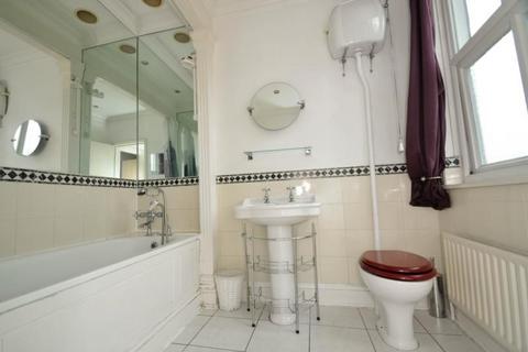 2 bedroom flat to rent, Hartfield Mansions, Wimbledon SW19