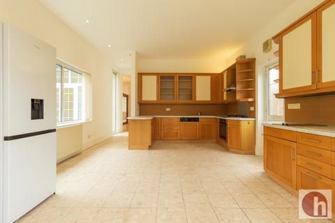 5 bedroom semi-detached house to rent, Hodford Road, Golders Green