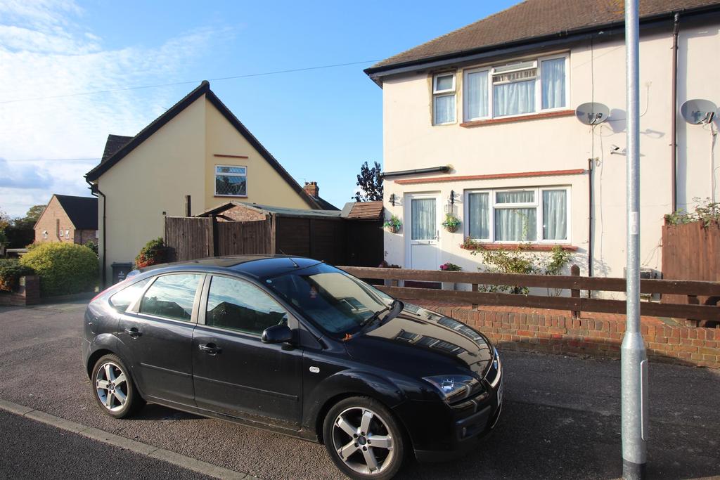 Ellis Avenue, Stevenage, SG1 3SL 3 bed end of terrace house £1,050