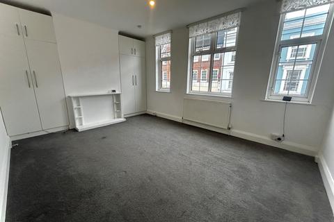 2 bedroom flat to rent, High Street, Sutton